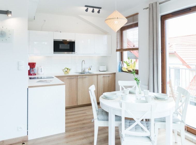 Apartament WYDMOWY Kompleksowo wyposażona kuchnia z dużym stołem dla całej rodziny?v=1.0