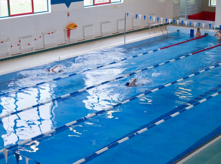 Pływalnia kryta w GniewinieBasen