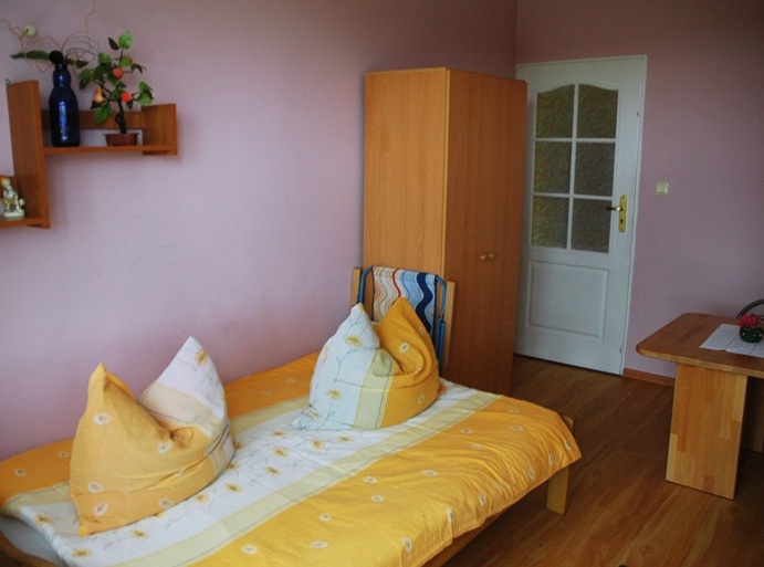 Mistella POK.7. ŁOŻE + TAPCZANIK = 3 OSOBY?v=1.0