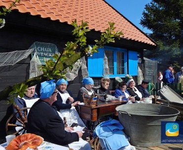 Zabytkowa Chata Rybacka, kt&oacute;rą można obejrzeć w pobliskiej Jastarni.