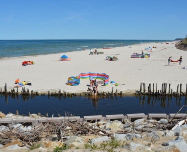 Plażowanie bez tłum&oacute;w przy ujściu Karwianki do morza.